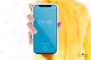 موکاپ صفحه گوشی در دست راست با صفحه آبی با کیفیت بالا