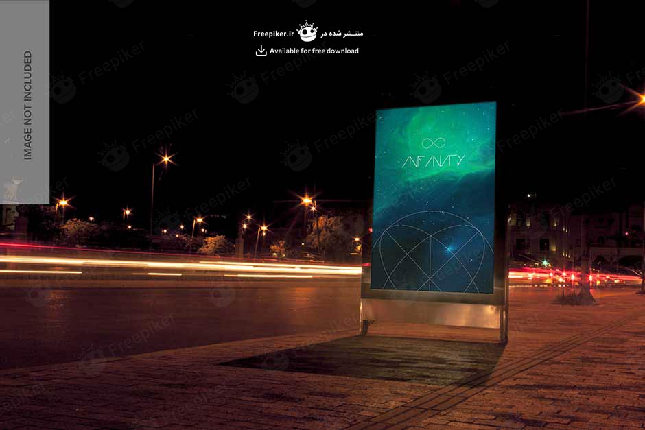 موکاپ بیلبورد تبلیغاتی کنار خیابان شلوغ در شب