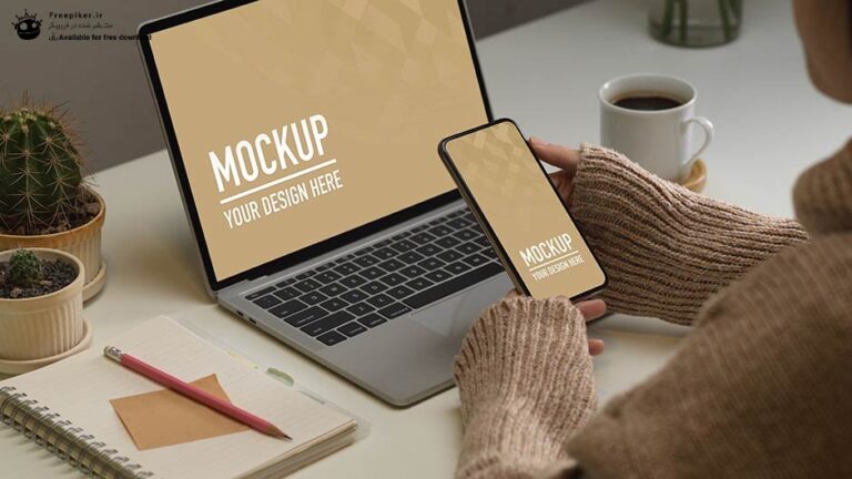 موکاپ صفحه لپ تاپ و گوشی روی میز کاری جلوی کارمند در حال کار