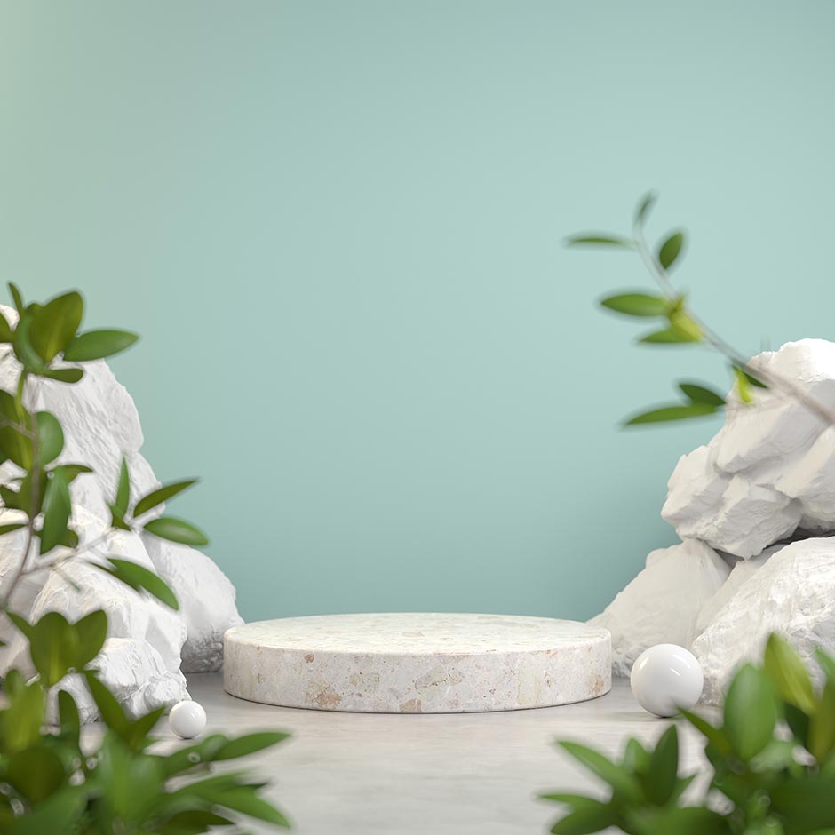 سکوی سه بعدی سنگی گرانیتی سفید در بکگراند دیوار آبی و سنگ های سفید و گیاهان سرسبز