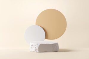 سکوی سه بعدی سنگی سفید در بکگراند مینیمال و ساده و شیک روشن با دو دایره سفید و کاراملی