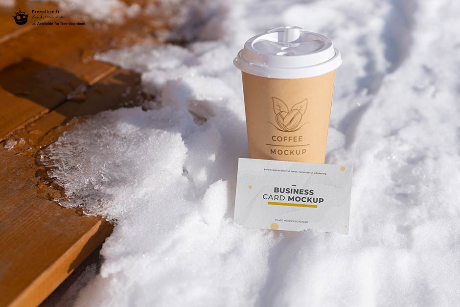 موکاپ کارت ویزیت خلاقانه در برف کنار لیوان قهوه