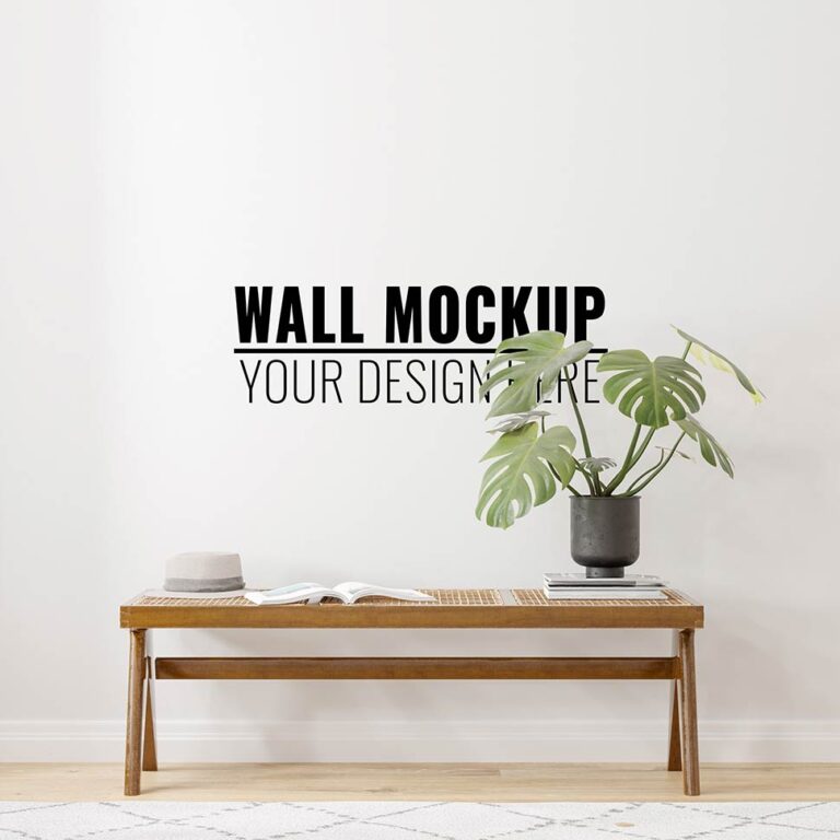 موکاپ دیوار با دکور میز چوبی ساده همراه با گلدان کوچک برگ انجیری