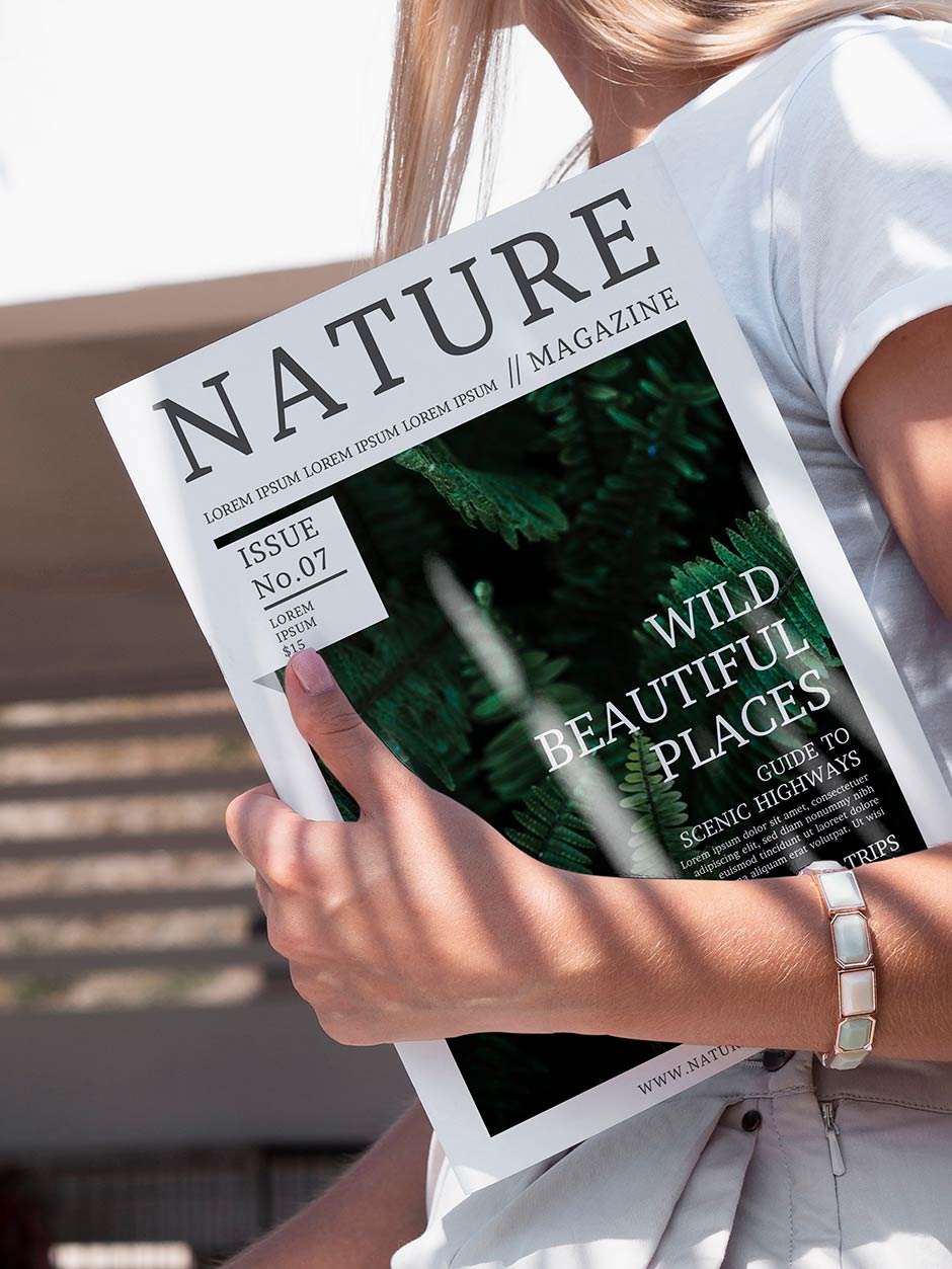 موکاپ جلد مجله در باره طبیعت در دست خانم با موهای بلوند