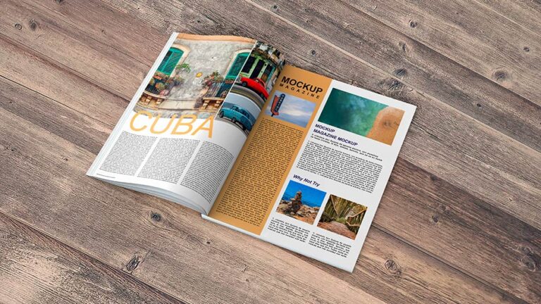 موکاپ صفحات مجله باز شده روی میز چوبی