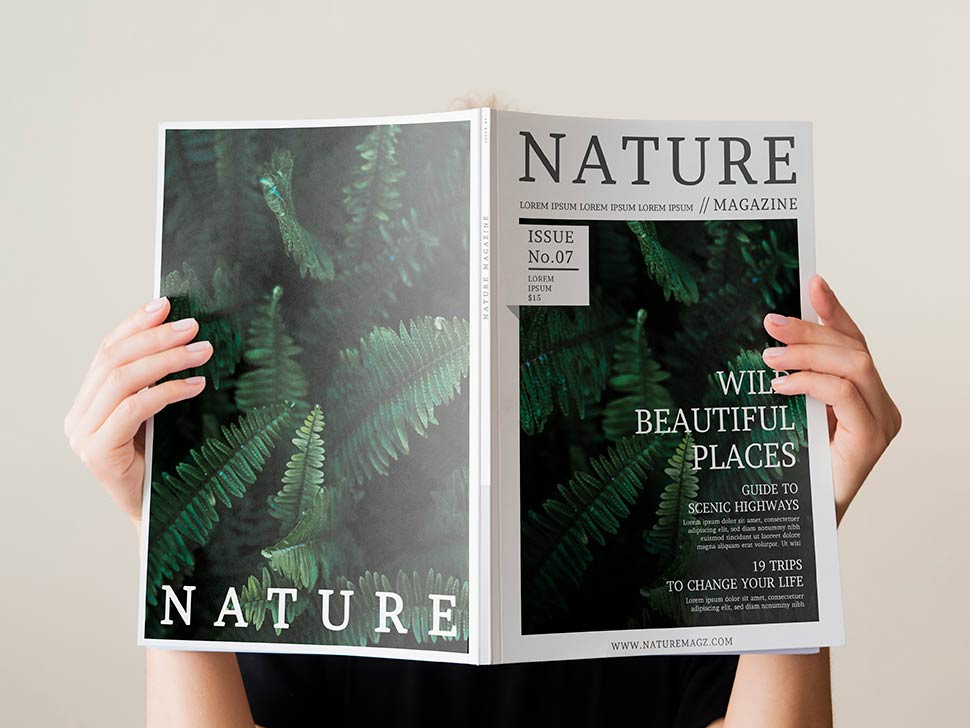 موکاپ جلد مجله nature در دستان خانم در حال مطالعه آن
