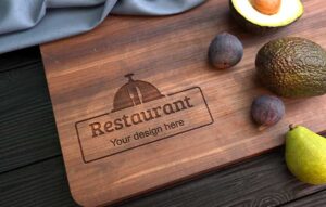 موکاپ لوگوی رستوران روی تخته سرو چوبی